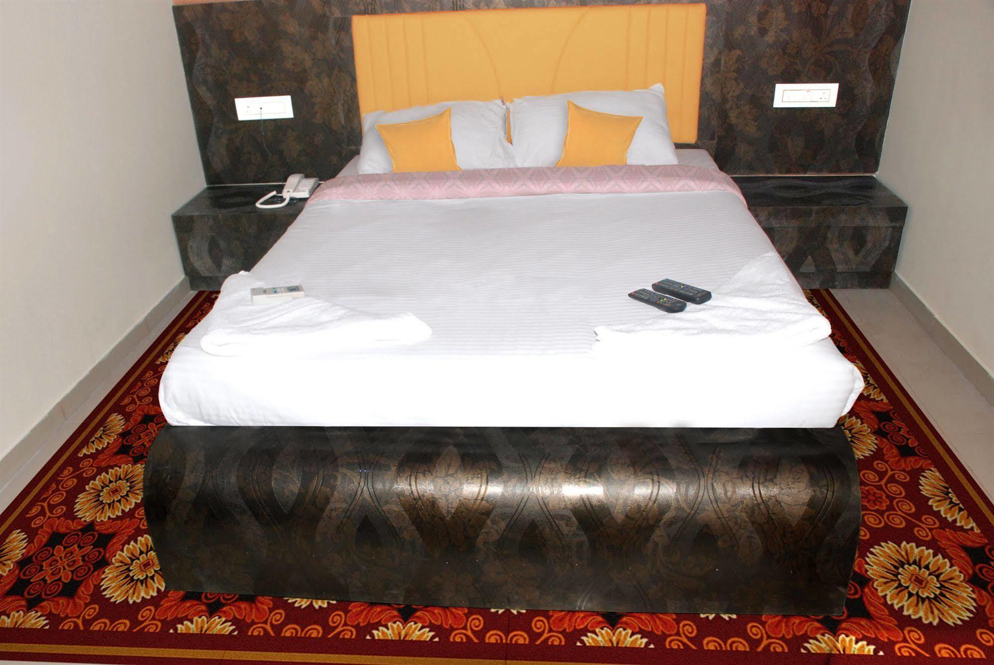 Fabexpress Adore Inn - Nr Mumbai International Airport Exteriör bild