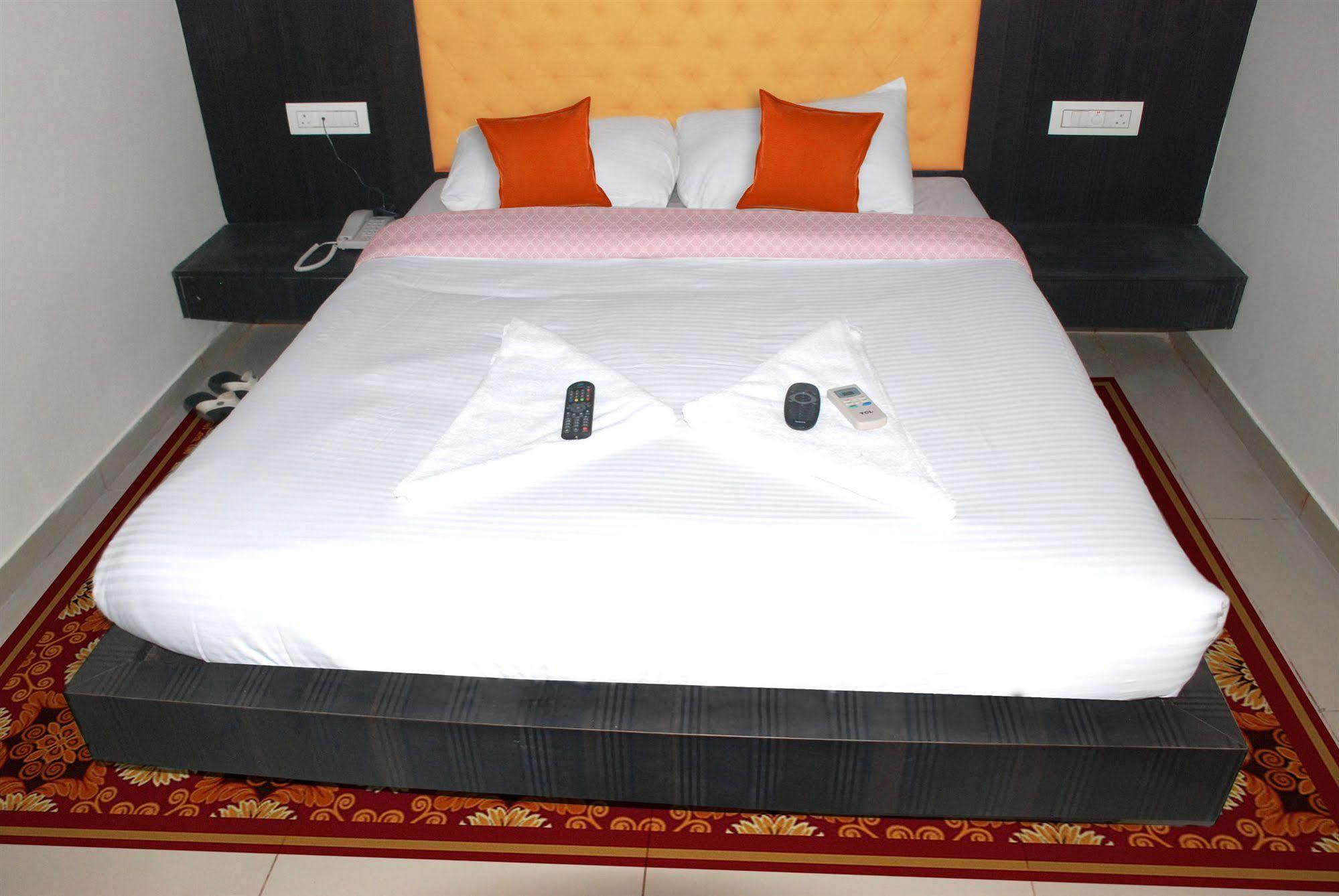 Fabexpress Adore Inn - Nr Mumbai International Airport Exteriör bild