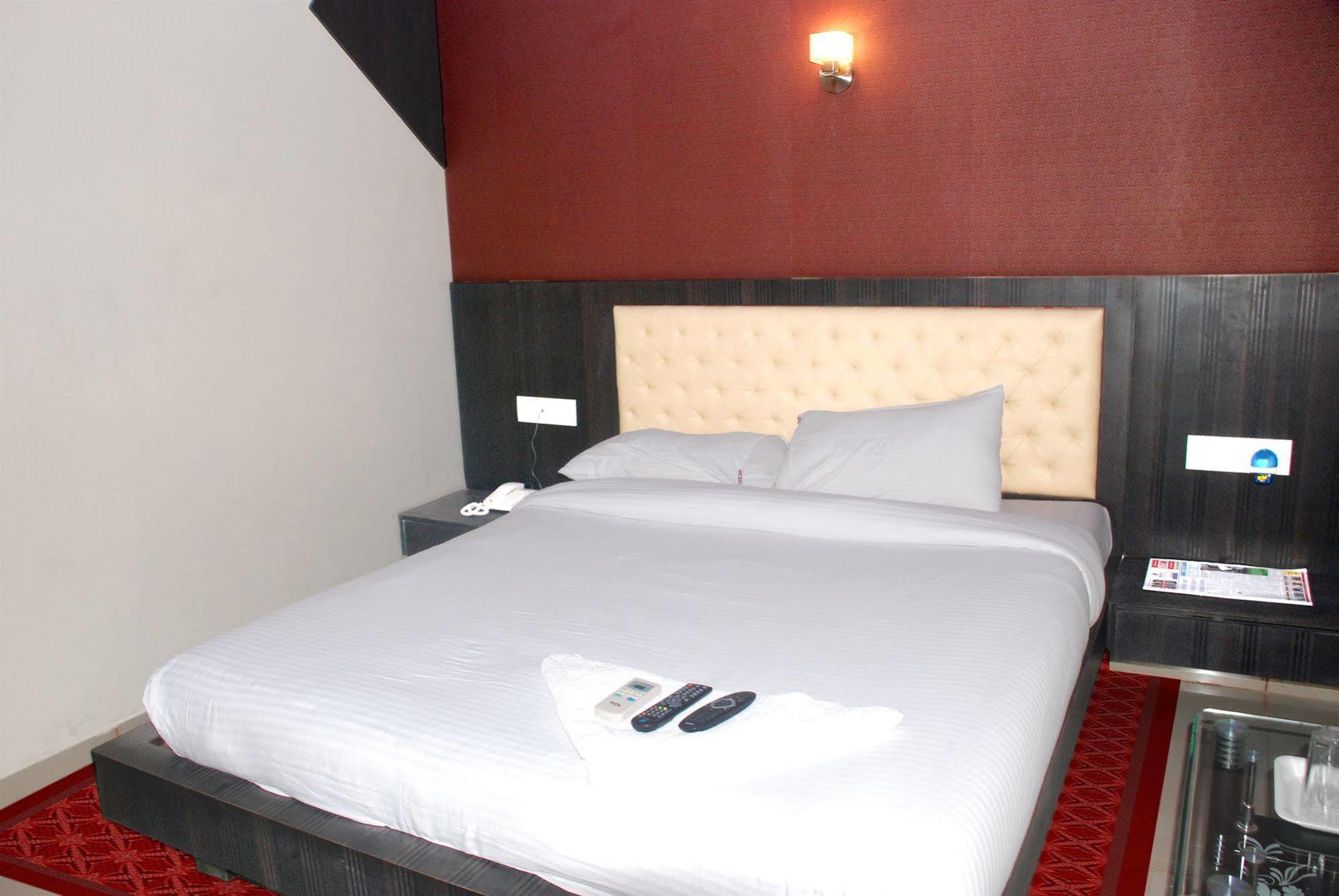 Fabexpress Adore Inn - Nr Mumbai International Airport Exteriör bild